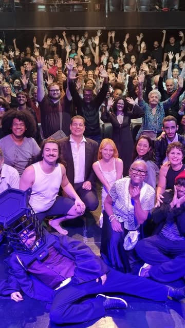 Elenco reunido após apresentação