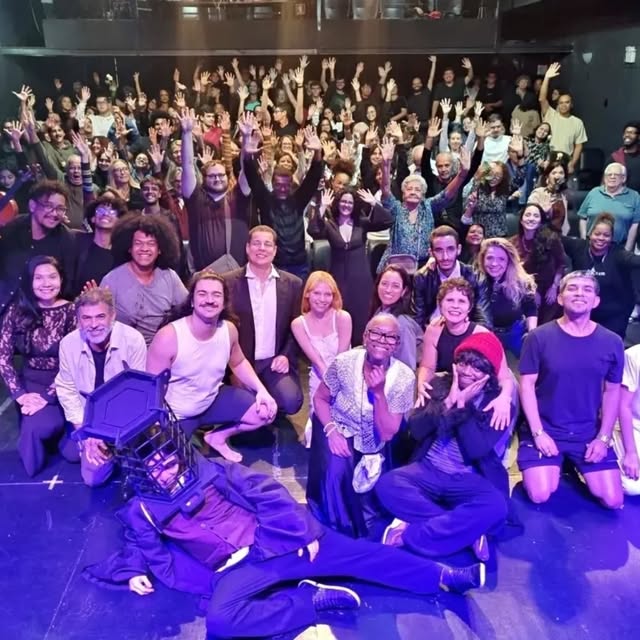 Turma da Cia As Faces do Ator reunida no palco